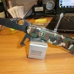 Нож VICTORINOX TRAILMASTER MILITARY ONE HAND 0.8463.MW94